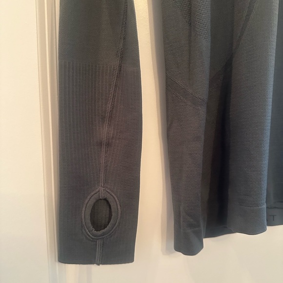 Lululemon - fitted top - size 8 - Picture 6 of 6